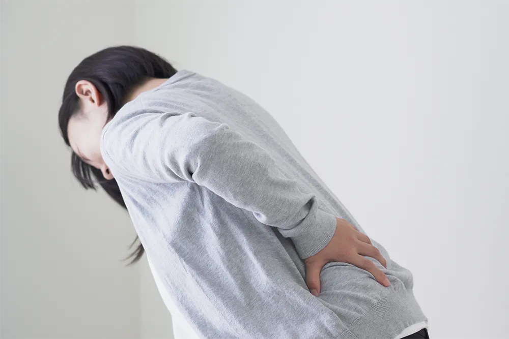 腰が痛む女性